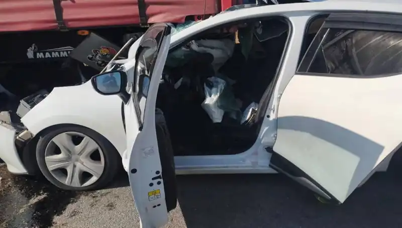 Sivas'ta Feci Kaza: Otomobil TIR'a Çarptı!