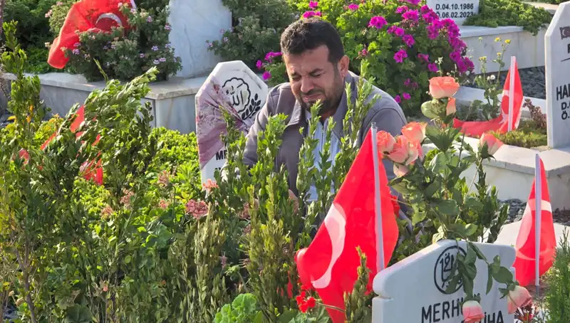 Deprem Şehitliğinde Bir Bayram: Anılar ve Duygular İç İçe
