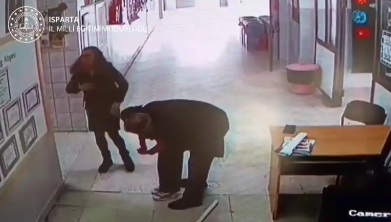 İlkokulda Öğretmenden Nefes Kesen Mücadele: Heimlich Manevrası ile Hayat Kurtarıldı