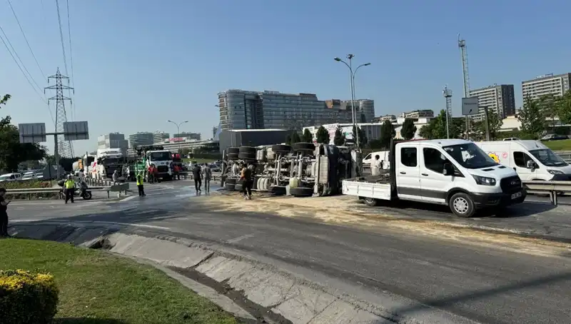 D-100 Yan Yolda Betonda Korkutan Kaza: Beton Mikseri Devrildi!