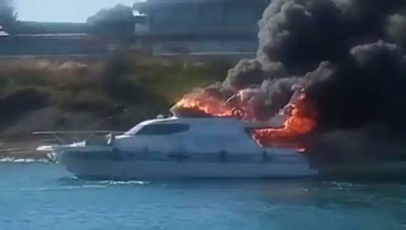 Çeşme Marina’da Motoryat Alev Alev Yandı: Yangın Panik Yarattı
