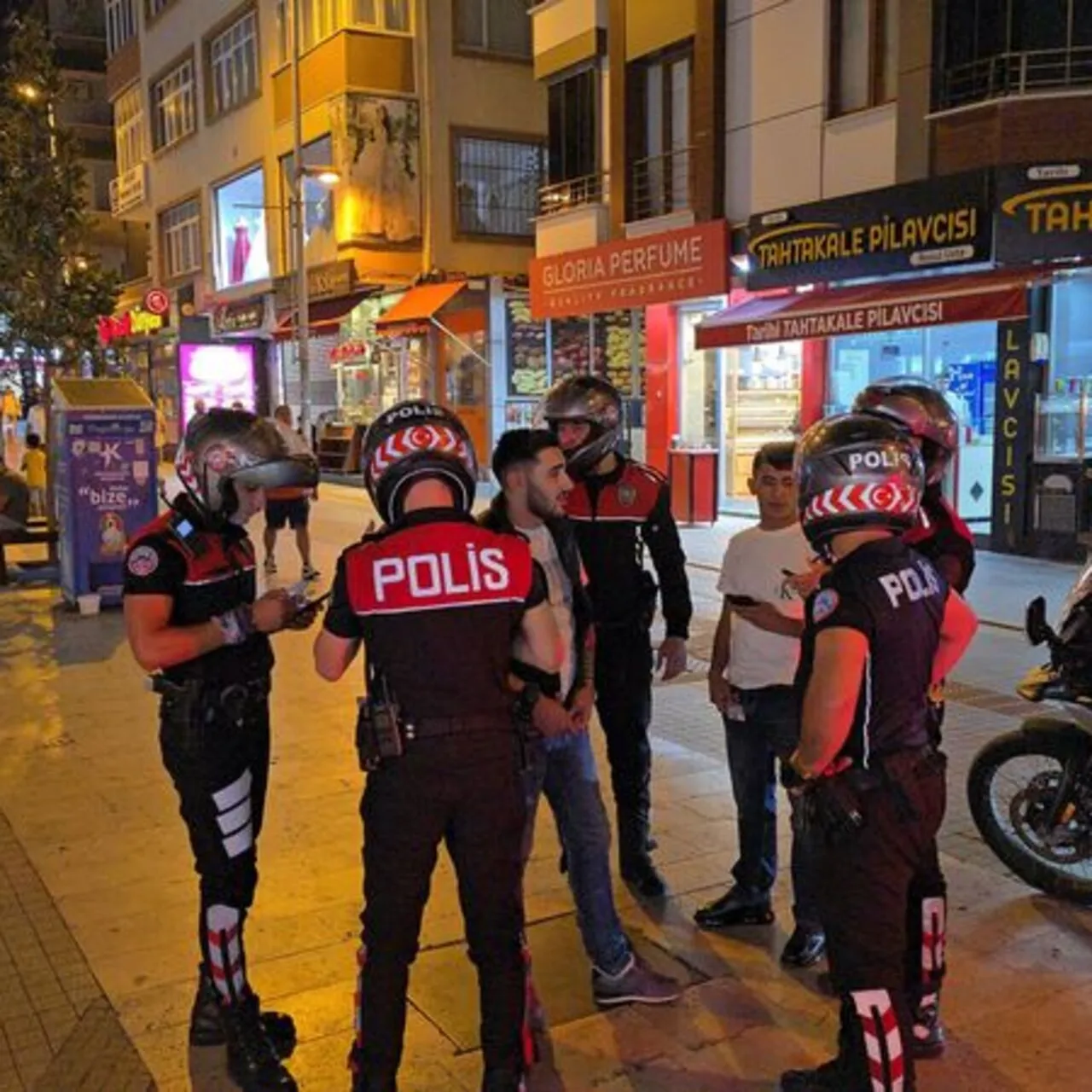 Küçükçekmece'de Geniş Çaplı Asayiş Uygulaması: Suçlulara Göz Açtırılmadı