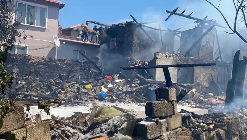 Kırklareli'nde Yürekleri Ağızlara Getiren Yangın: İtfaiyeci Yaralandı