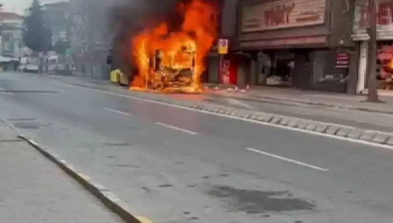 Ümraniye'de Alevler İçinde Korku Dolu Anlar: Yangın Ne Zaman Kontrol Altına Alındı?