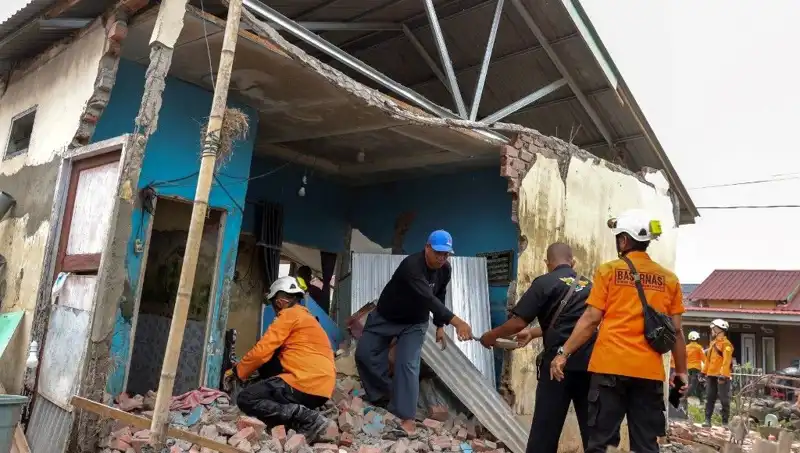 Endonezya’da Şiddetli Deprem: 5.7 Büyüklüğündeki Sarsıntı 8 Evi Yerle Bir Etti