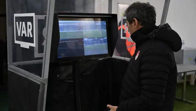 Beşiktaş-Gaziantep FK Maçında Alman VAR Hakem İle Şaşırtan Gelişme