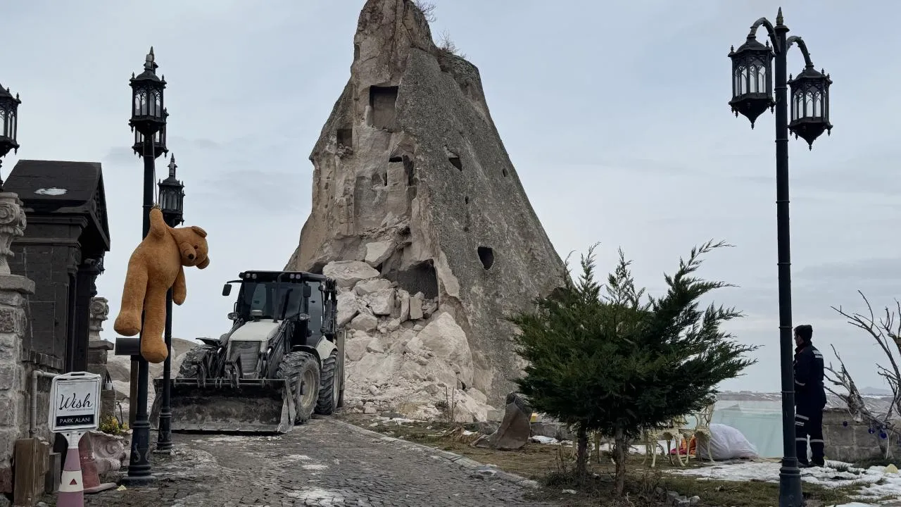 Kapadokya’da Şok Olay: Peribacası Çöktü, O Anlar Kameralara Yansıdı