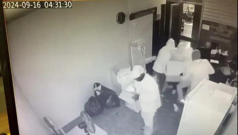Hırsızlar, İçinde Binlerce Lira Olan Kasayı Sırtlayıp Götürdü!