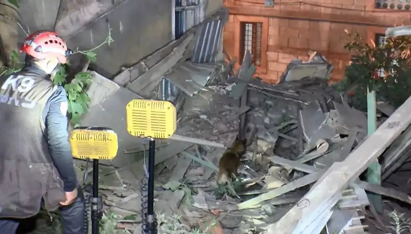 İstanbul'da Deprem Sonrası Hasar Alan Bina Çöktü: Olayın Detayları Ortaya Çıktı
