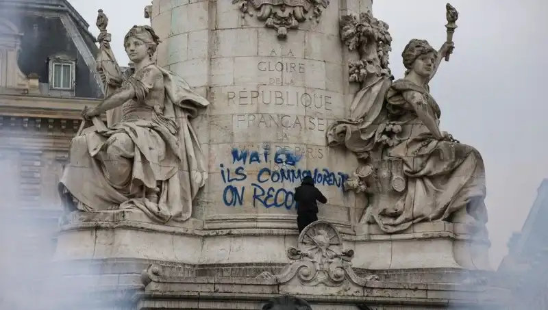 Paris Belediyesi, Grafiticilere İlan Ettiği Savaşla Dikkatleri Üzerine Çekiyor