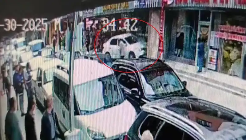 Alkollü Sürücü Mağazaya Daldı, İki Çocuk Hayatını Kurtardı