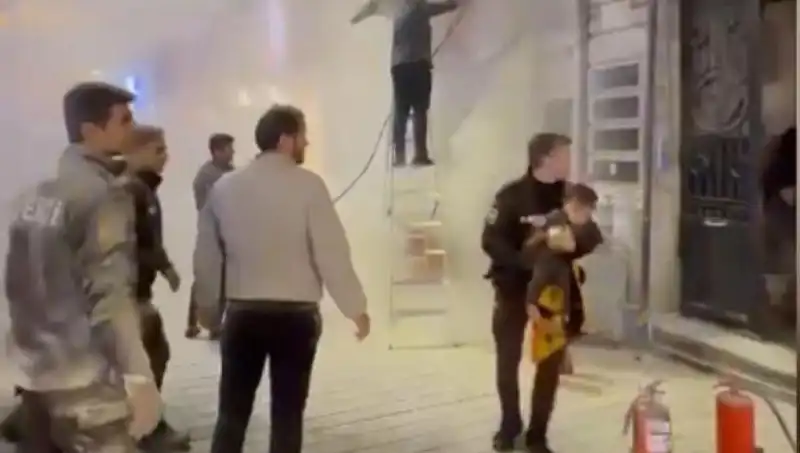 Beyoğlu'nda Büfede Yangın: Cesur Kurtarma Operasyonu ile Çocuk Kurtarıldı!