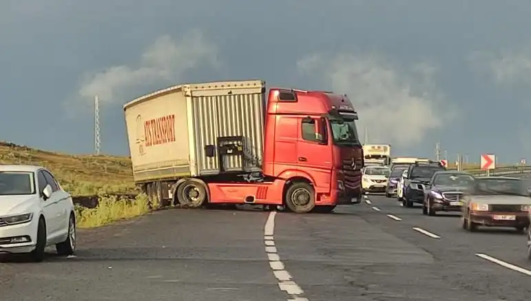 TIR Kaydı ve Yol Kapanması: Ülke Genelinde Uzun Araç Kuyrukları Başladı