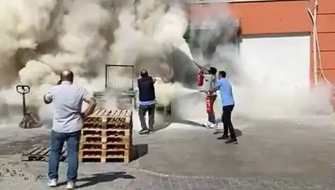 AVM Deposunda Korkutan Yangın: Alışveriş Merkezinde Paniğe Neden Oldu