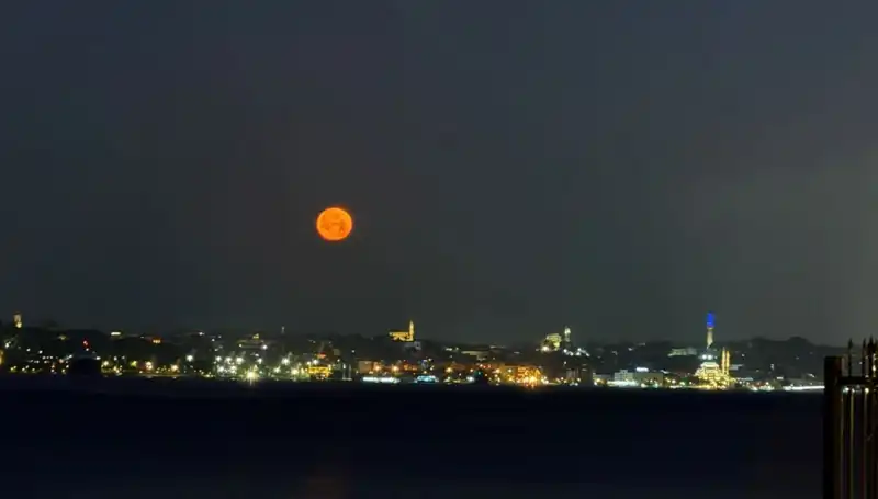 Çilek Dolunayı İstanbul'da Göz Kamaştıran ve Tablo Gibi Manzaralar Yaratıyor