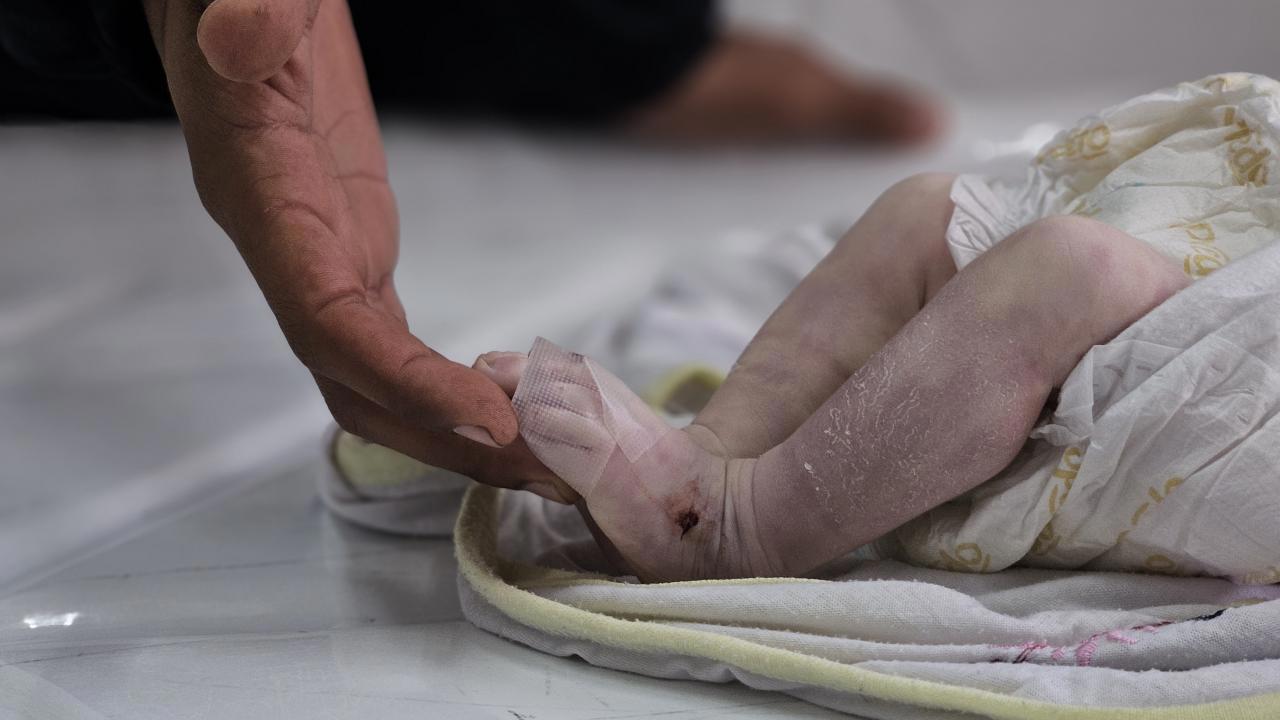 Gazze'de Soğuktan Ölmemeleri İçin Nöbet Tutuyorlar