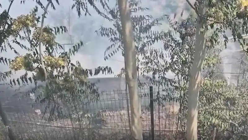 Sultangazi’de Otluk Alanda Korkutan Yangın: Gecekonduya Sıçradı!