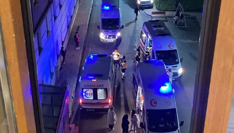 Akşam Yemeği İhmal Edildi: 53 Öğrenci Zehirlenerek Hastaneye Kaldırıldı