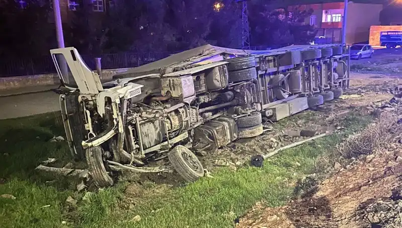 TIR Devrildi: Kazada 6 Kişi Yaralandı, Olayın Ayrıntıları Şaşırttı!