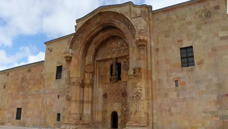 Divriği Ulu Camii ve Darüşşifası, Tarihin Düşlerinizi Süslüyor!