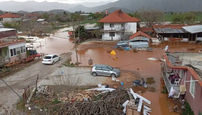 Burdur'da Yağış Alarmı: Evler ve Ahırlar Sular Altında Kalıyor