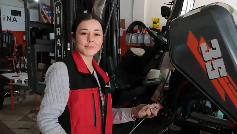 Kadınların Gücü: Melike Hanım Forklift Servisinde Çıraklık Yapıyor