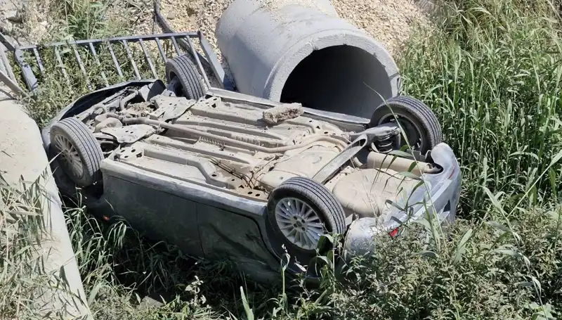 Pikapla Çarpışan Araç Su Kanalına Devrildi: Yaralılar Hastanede