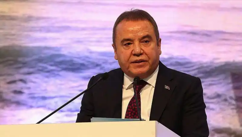Antalya'nın Yıldızı: Muhittin Böcek'in Hayatı ve Siyasi Kariyeri