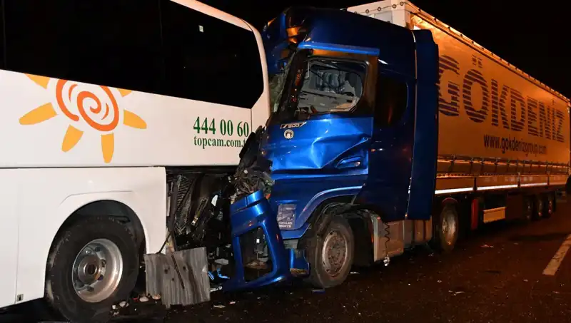 Tur Otobüsü Tırla Çarpıştı: 13 Kişi Yaralandı, Detaylar Korkutucu!