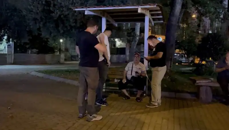 Kısmı Görme Kaybı Olan Adamın Elinden Telefonunu Çaldılar: İşte O Anlar!