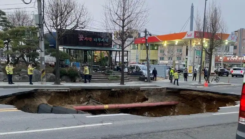 Güney Kore’de Dev Çukur Motosikleti Yuttu: Kazanın Şoke Edici Ayrıntıları