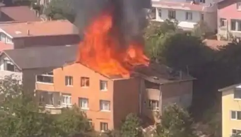 İstanbul'da Yangın Paniği: Dört Kişi Mahsur Kaldı!