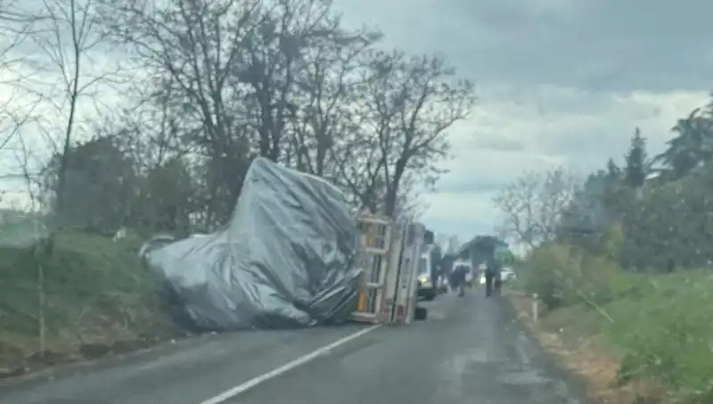 Tekirdağ'da Saman Yüklü TIR Devrildi: Kaza Sonrası 1 Kişi Yaralandı