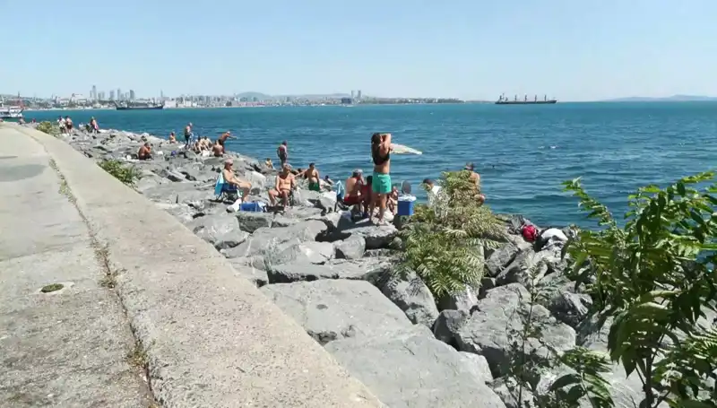 İstanbul'da Hava Isındı: Sahile Koşan İstanbulluların İlkbahar Coşkusu!
