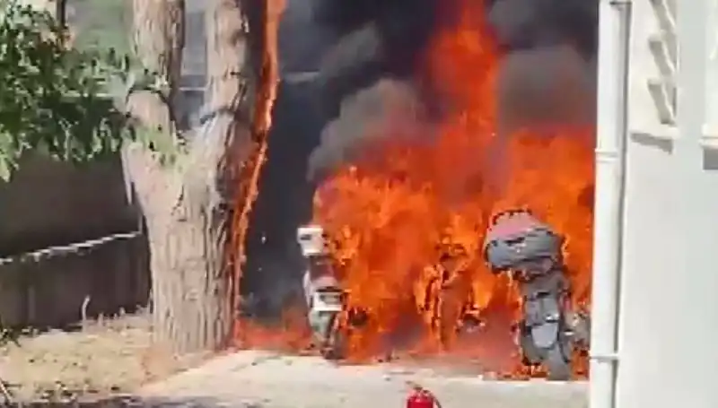 Park Halindeki Motosikletlerin Alev Alev Yandığı Anlar Kameralara Yansıdı