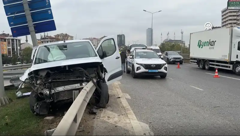 Otoyolda Feci Kaza: Bariyere Saplanan Araç Trafiği Durdurdu