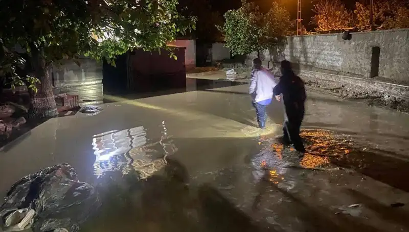 20 Dakikalık Yağış Sonrası Sel Felaketi: 1 Ev Çöktü, 3 Ev Boşaltıldı