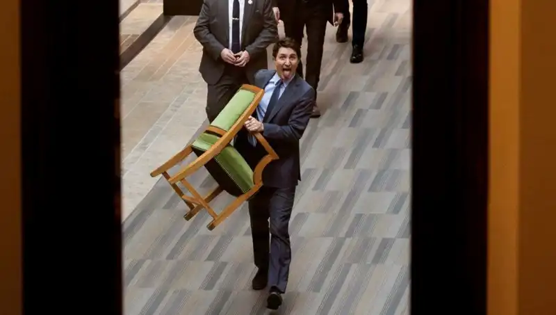 Trudeau, Sandalyeyle Birlikte Çekildi: "Halktan Son Kez Çaldı"