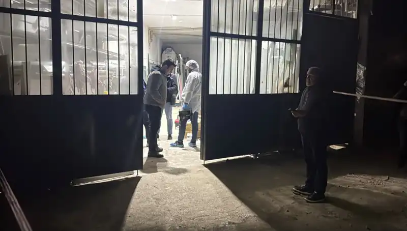 İş Yerinde Kan Donduran Cinayet: Kurbanın Üzerini Battaniye ile Örtmüşler!