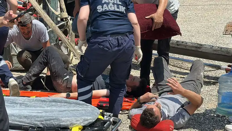 Bayrak Asma İşlemi Korkunç Sonuçlandı: Vinç Devrildi, İki İşçi Yaralandı