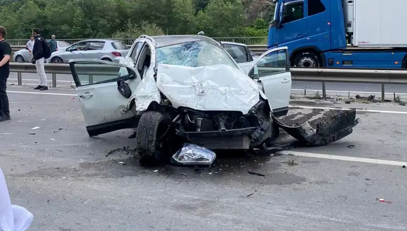Betona Çarpan Araç Kaza Yaptı: Üç Kişi Yaralandı!