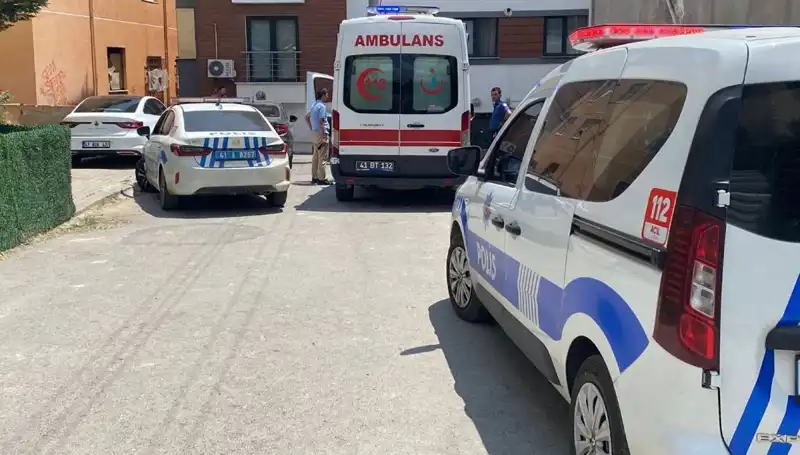 İki Kardeş ve Bir Polis Bıçaklı Kavga Sonrası Yaralandı