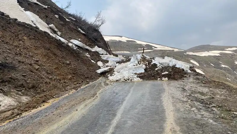 Muş'taki Heyelan Sonrası Kapanan Köy Yolu Nihayet Ulaşıma Açıldı!