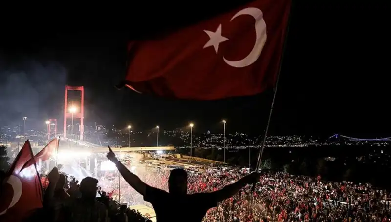 15 Temmuz'un Korkunç Gecesi: "En Uzun Gece" Tiyatro Sahnesinde Hayat Buluyor