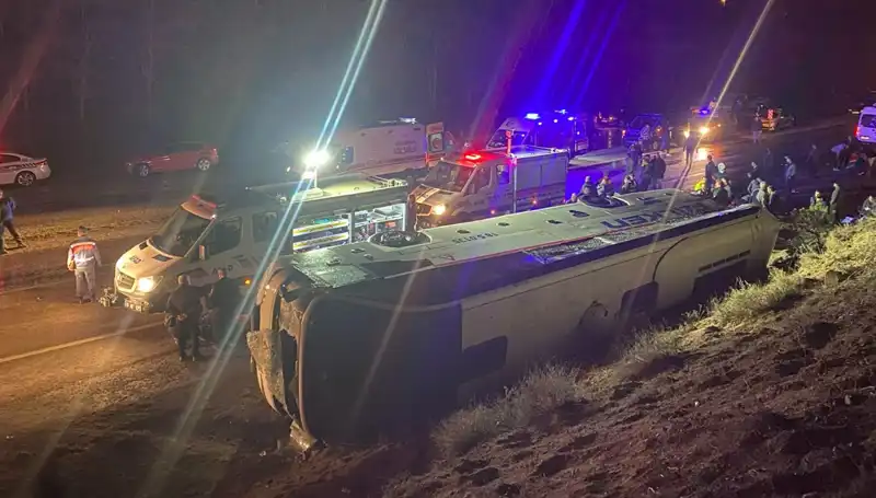 İşçi Servisi Kazası: Şarampole Devrilen Araçta 23 Kişi Yaralandı