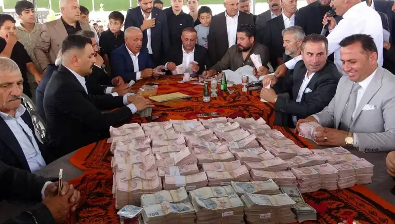 Türkiye'nin En Gözde Aşiret Düğünü: Takı Törenine Damga Vuran Altın ve Para
