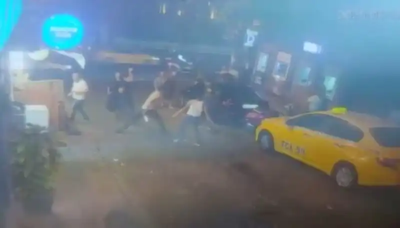 Beyoğlu'nda Tartışma Büyüdü: Sokaklarda Kan Aktı