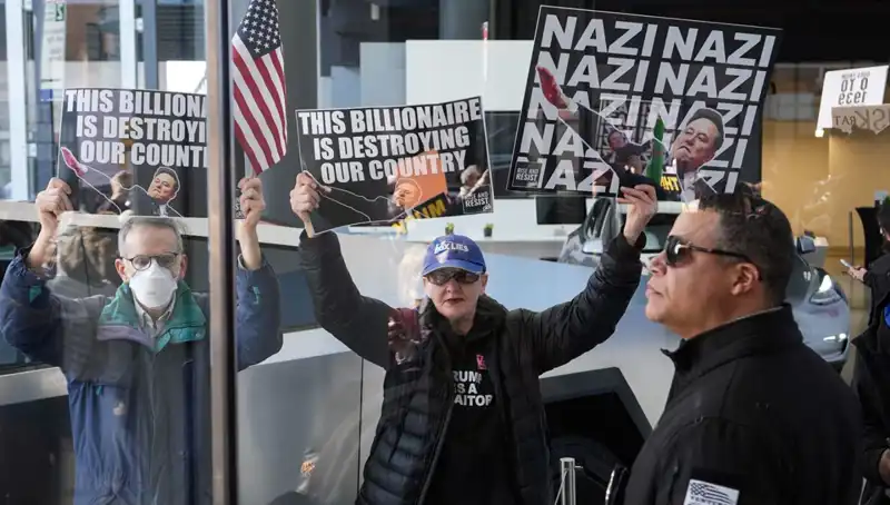 Elon Musk’a Yönelik Protesto: SpaceX ve Tesla Önünde Dikkat Çeken Olay