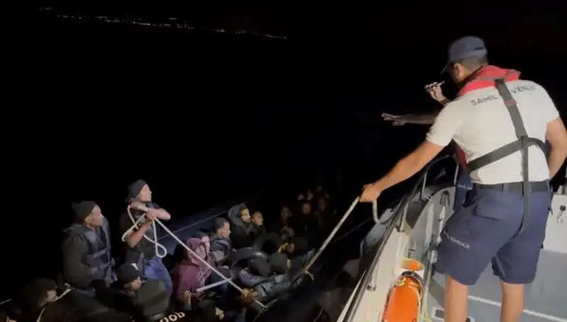 Çeşme'de Denizde Sürüklenen 42 Kaçak Göçmen Dramı: Hayatta Kalma Mücadelesi