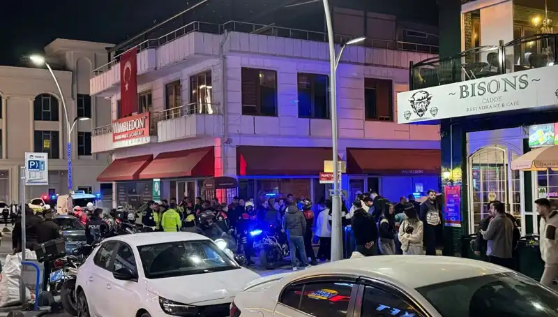 Kafe Önünde Havaya Ateş Açan Şahıs, Engellemeye Çalışan İşletmeciye Bıçakla Saldırdı